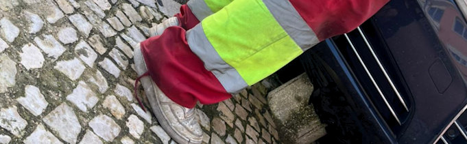 50 centimeter paal in Audi geboord